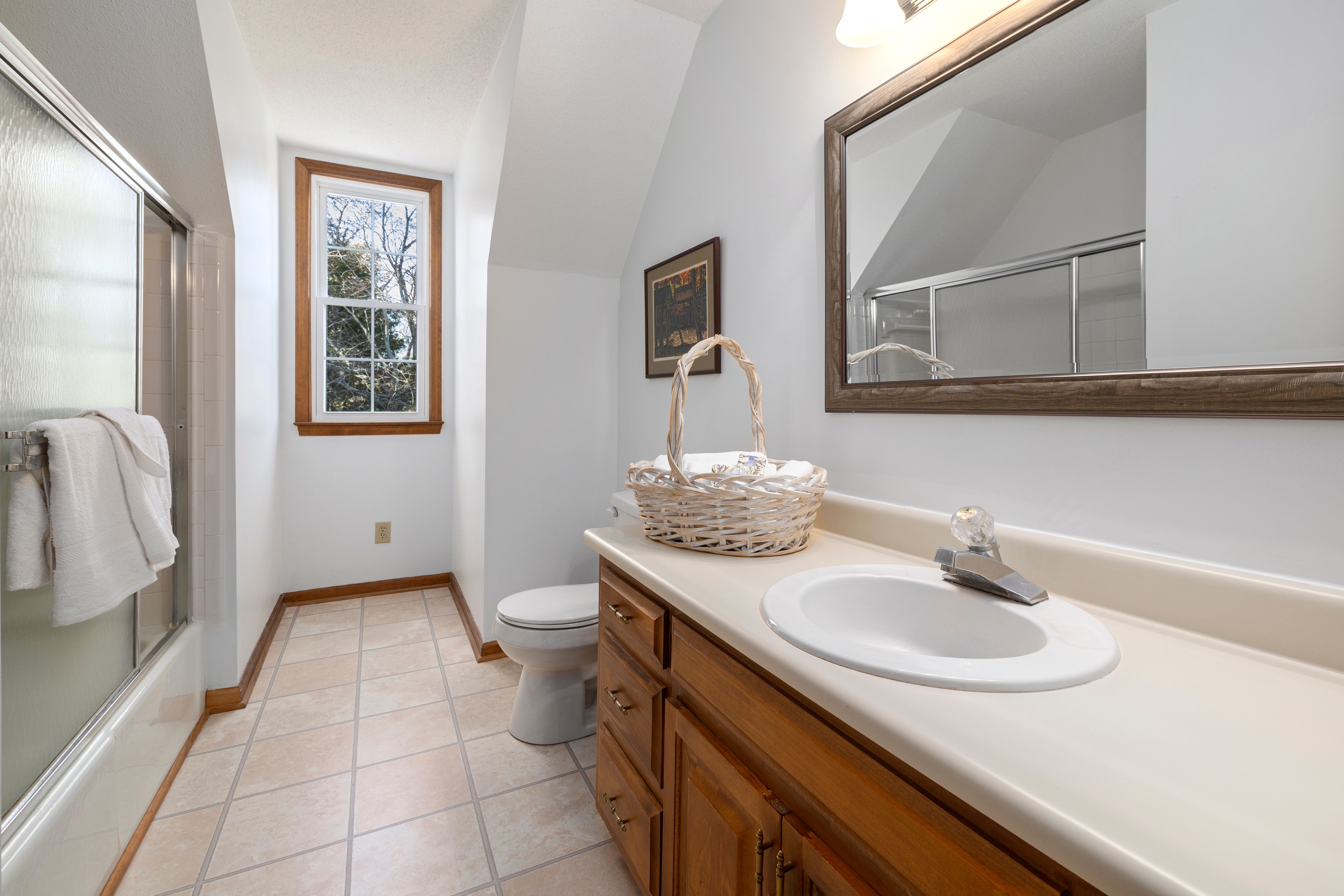 Salle de bains avec douche vitrée et meuble vasque